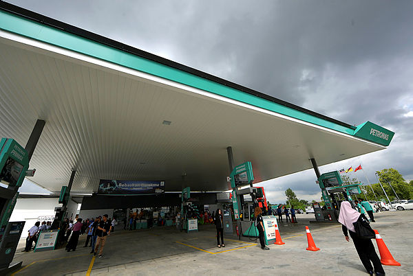 The opening of the Sungai Maong Petronas Station, which was officiated by Chong Chieng Jen, Domestic Trade and Consumer Affairs deputy minister on March 2, 2019. — Bernama