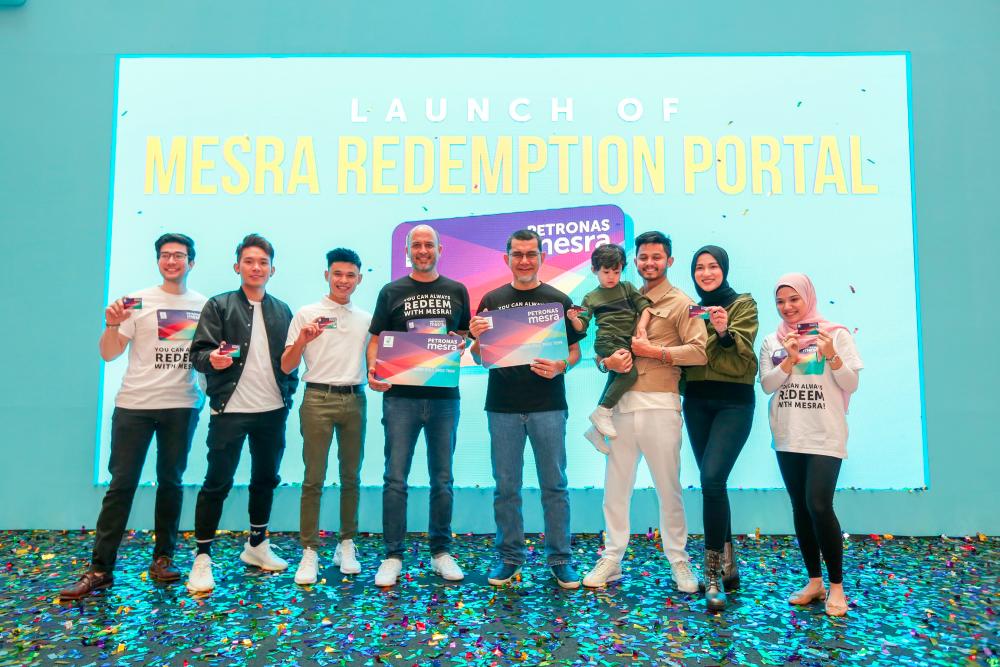 Head of Retail Business Khalil Muri (fourth from left) and Syed Zainal (fifth from left) at the launch.