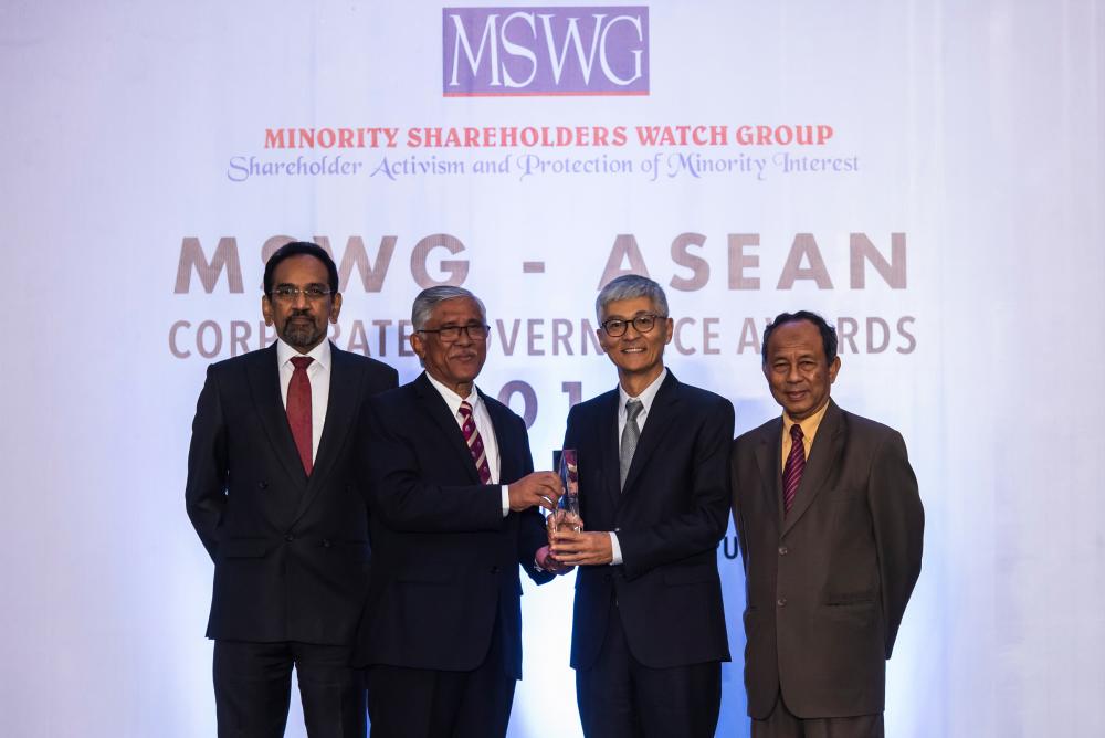 Senior independent director Lim Beng Choon (second from right) receives the award on behalf of PDB.