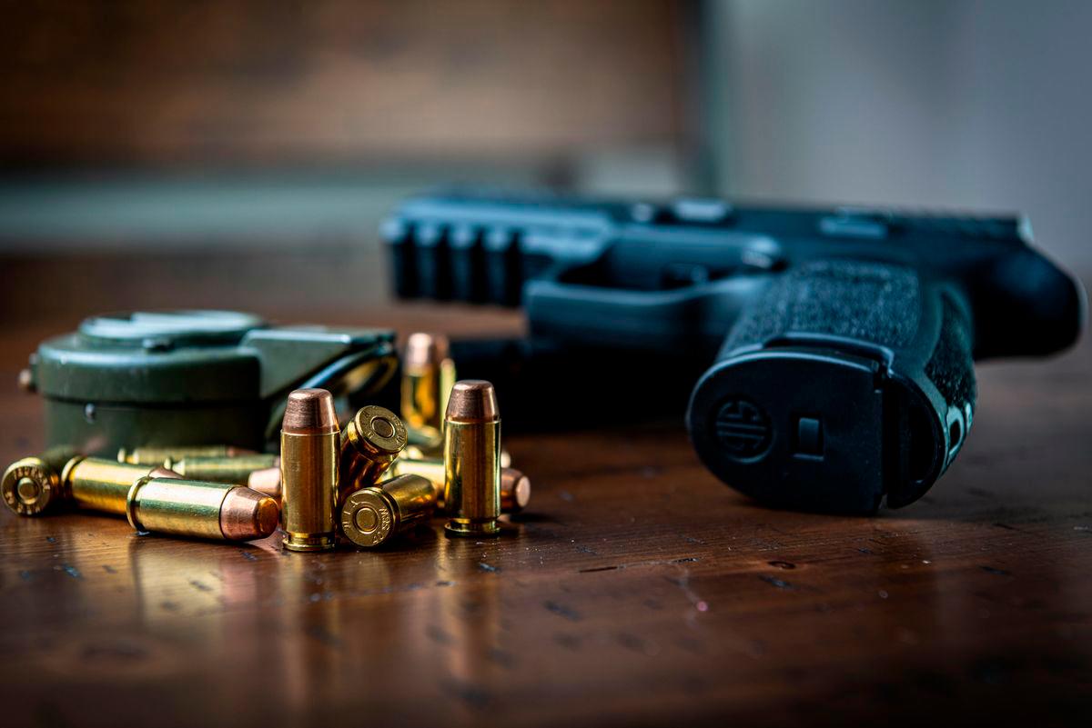 Gambar hiasan sahaja - Pistol dan butir peluru - PEXELS