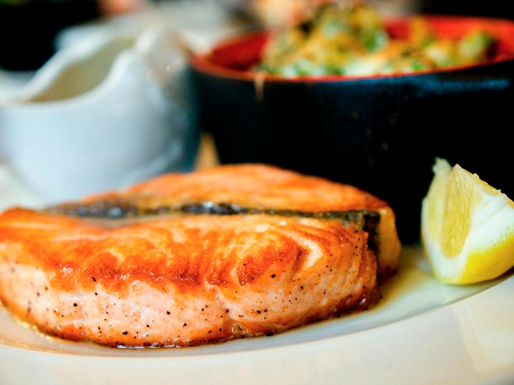 Baked lemon fish herb offers a low-calorie, high-protein meal rich in omega-3 fatty acids. – PEXELSPIC