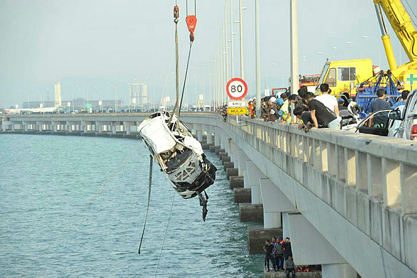 The SUV, which crashed from the Penang Bridge, being hauled up by rescue personnel on Jan 22, 2019.
