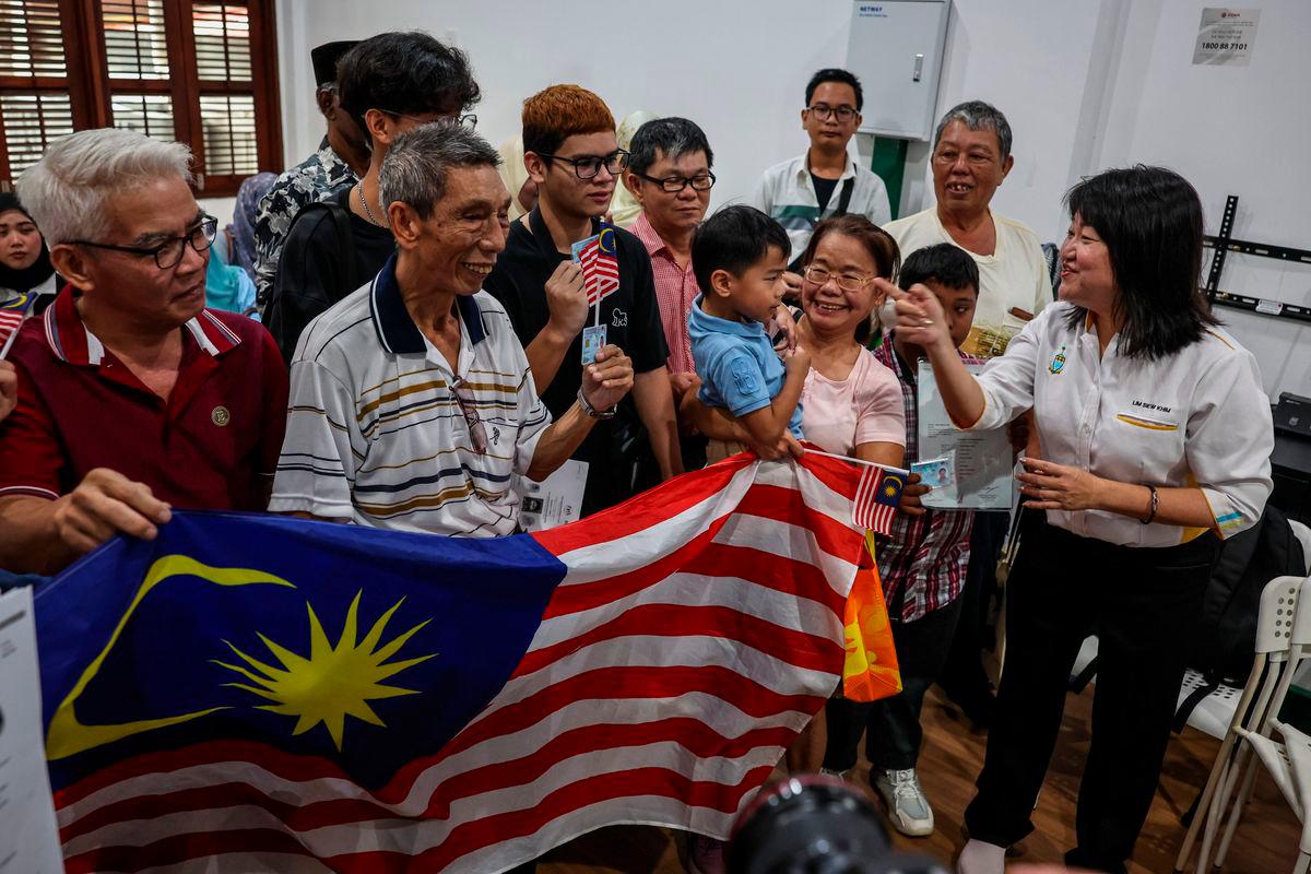 Pengerusi Jawatankuasa Pembangunan Sosial, Kebajikan dan Hal Ehwal Bukan Islam Pulau Pinang Lim Siew Khim (kanan) beramah mesra dengan penerima kad pengenalan Kewarganegaraan Malaysia pada Program Kewarganegaraan Pulau Pinang hari ini- fotoBERNAMA