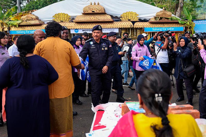 Ketua Polis Pulau Pinang Datuk Hamzah Ahmad (tengah) beramah mesra serta menyampaikan cenderamata kepada penganut Hindu sempena sambutan Thaipusam di Jalan Kebun Bunga hari ini - fotoBernama