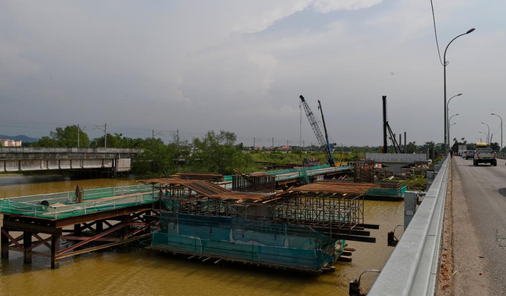NIBONG TEBAL, Jan 12 -- The project to upgrade Bridge FT001/724/5 across Sungai Kerian and build a flyover across the intersection of Jalan Federaluk to Jalan Transkrian FT001/ FT283 Seberang Perai Selatan is currently under construction. BERNAMAPIX