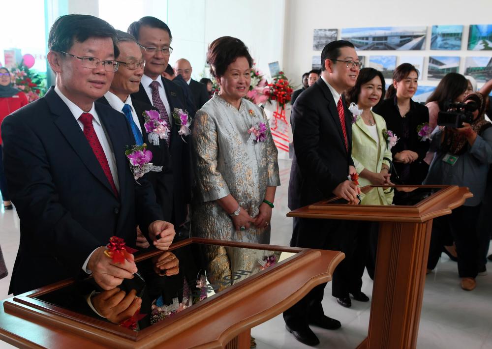 Penang Chief Minister Chow Kon Yeow (L) and Finance Minister Lim Guan Eng sign the plaque of Hotayi Electronic Sdn Bhd’s newly expanded electronics production facility in Batu Kawan on June 15, 2019. - Bernama