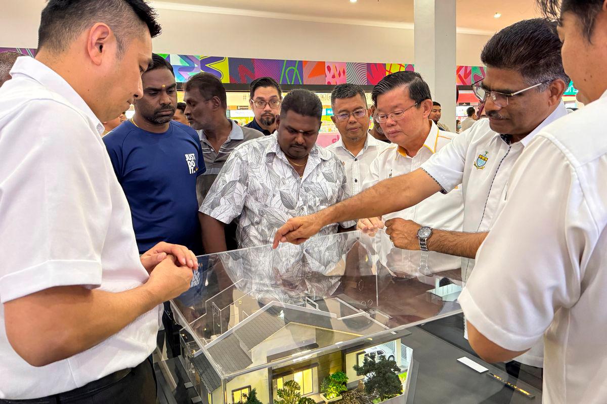 Ketua Menteri Pulau Pinang Chow Kon Yeow (tiga kanan) memerhatikan model rumah bersama penduduk Ladang Sungai Kechil Nibong Tebal selepas Majlis Menandatangani Perjanjian Pembangunan Bersama Bagi Projek Pembangunan Perumahan Rumah Mutiaraku (RMKU) di atas Tanah Lot 10059 Mukim 8 Daerah Seberang Perai Selatan (SPS) di sini, hari ini- BERNAMA