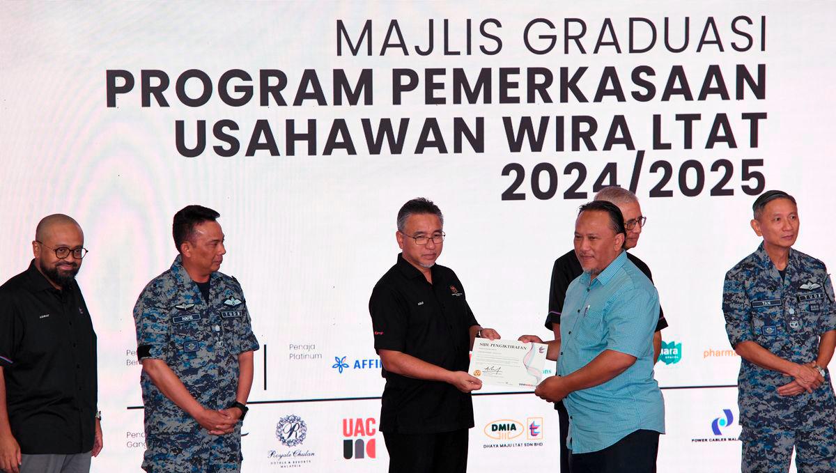 Timbalan Menteri Pertahanan Adly Zahari (tiga, kiri) menyampaikan sijil pengiktirafan Program Usahawan Wira Lembaga Tabung Angkatan Tentera (LTAT) kepada Zairi Saparin (dua, kanan) pada Majlis Graduasi dan Peluncuran Program Pemerkasaan Usahawan Wira LTAT di Pangkalan Udara Butterworth, hari ini. - BERNAMA