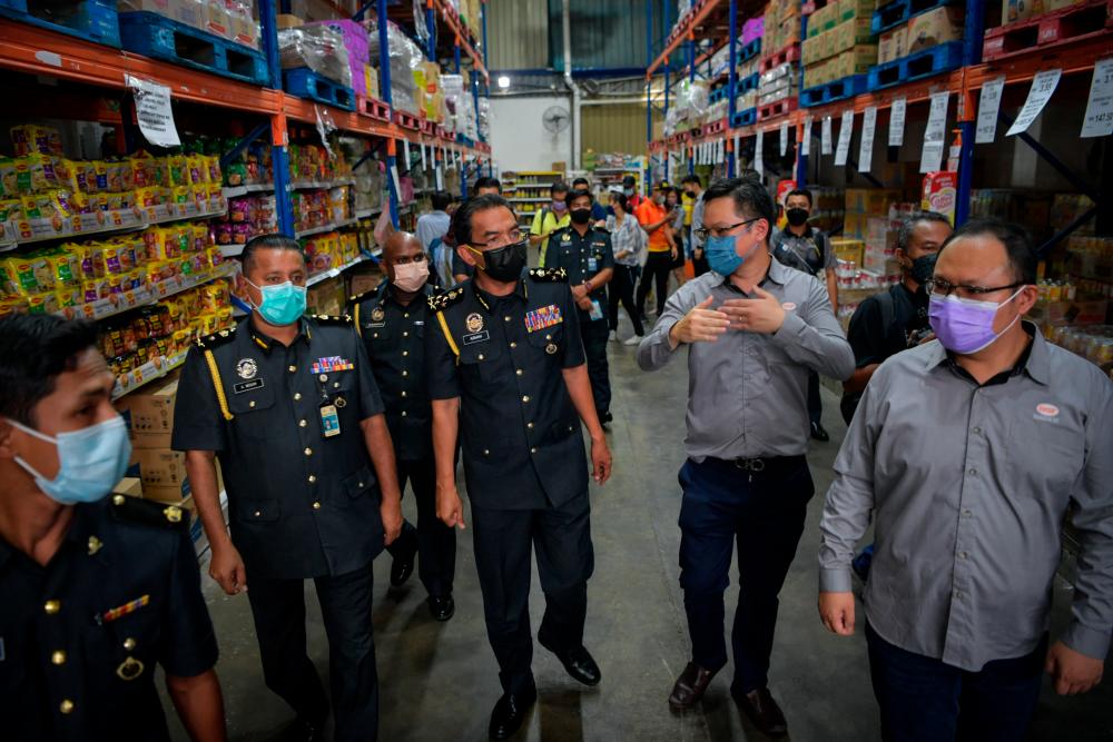 BUKIT MERTAJAM, 19 Jun -- Pengarah Penguatkuasa Kementerian Perdagangan Dalam Negeri dan Hal Ehwal Pengguna (KPDNHEP) Azman Adam (empat, kiri) diiringi Pengarah Sinsheng Tat Trading Sdn Bhd Teng Kah Hong (dua, kanan) ketika melakukan pemeriksaa barangan keperluan harian di peringkat borong dan runcit di pasaraya tersebut hari ini. fotoBERNAMA