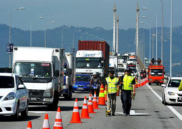 An investigation team from Miros collects data on the accident that occured on the Penang Bridge. — Bernama