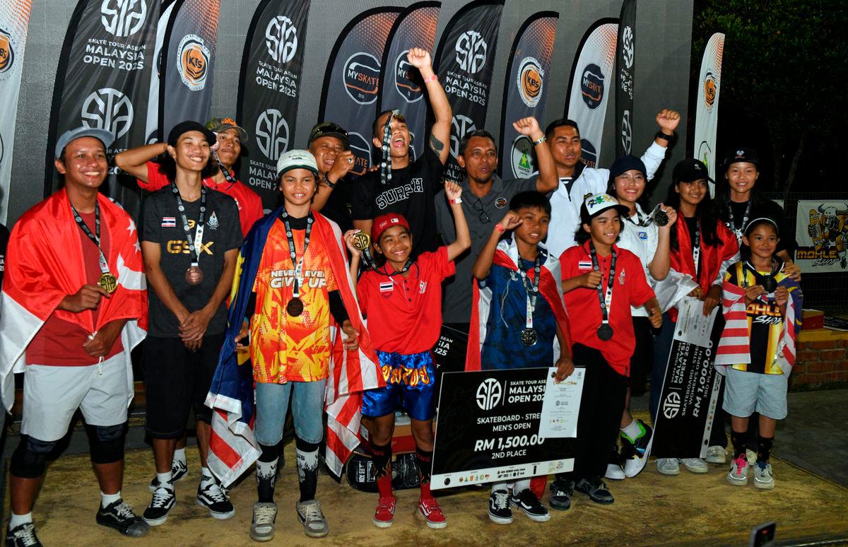 Para pemenang peluncur papan selaju Terbuka Malaysia 2025- Liga Papan Selaju ASEAN (Skate Tour ASEAN) (STA) bergambar di Pokok Sena Skatepark hari ini. Seramai 74 peluncur papan selaju dari Asia Tenggara berkumpul di Pokok Sena Skatepark bagi menyertai pertandingan tersebut -fotoBERNAMA