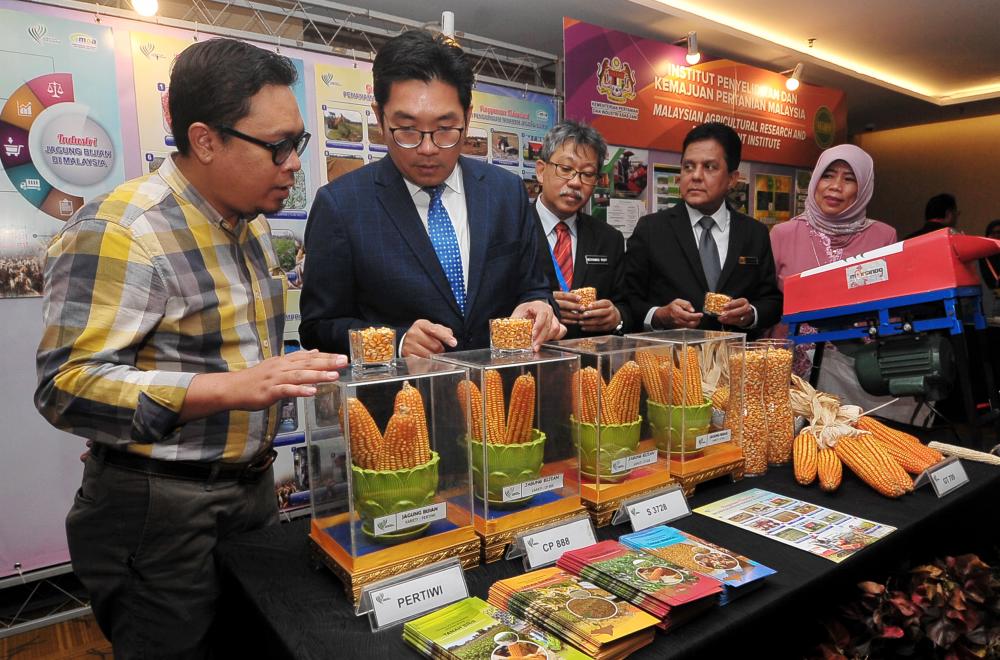Deputy Agriculture and Agro-based Industry Minister Sim Tze Tzin (2L) pays a visit to the Regional Jaguar Conference Launching Ceremony 2019, on Feb 26, 2019. — Bernama