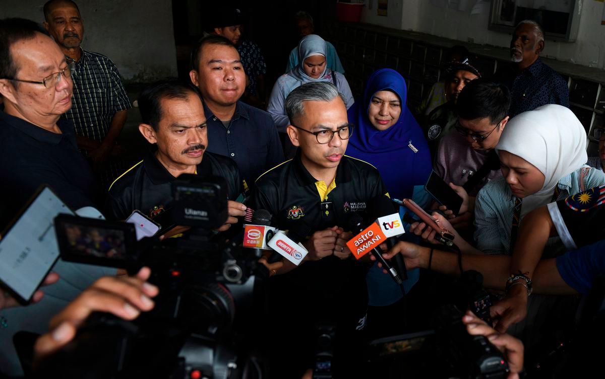 Communications Minister Datuk Fahmi Fadzil speaks to the media after presenting the Tabung Kasih@HAWANA aid to Kwong Wah Yit Poh journalist, Choo Kar Chun, 44, at the journalist’s residence in Air Itam today. – BERNAMA