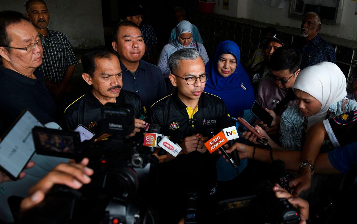 Menteri Komunikasi Datuk Fahmi Fadzil menjawab pertanyaan media selepas menyampaikan bantuan Tabung Kasih@HAWANA kepada wartawan Kwong Wah Yit Poh, Choo Kar Chun, 44, di kediaman wartawan berkenaan di Air Itam hari ini - BERNAMA