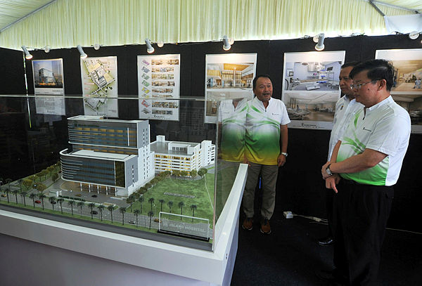 Penang Chief Minister Chow Kon Yeow (R) views the design of Island Hospital’s expansion at the hospital’s groundbreaking ceremony on Dec 2, 2018. — Bernama