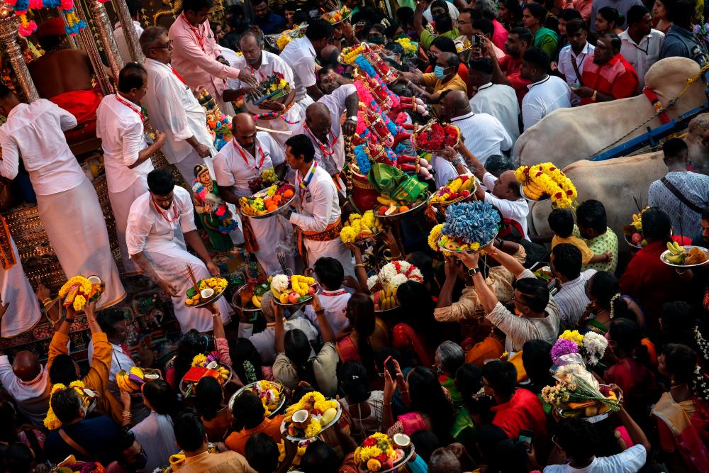GEORGE TOWN, Feb 4 -- Hindu devotees were seen carrying trays filled with fruits, coconut seeds and flower petals as a sign of paying vows during the silver cart procession at Lebuh Chulia today. BERNAMAPIX