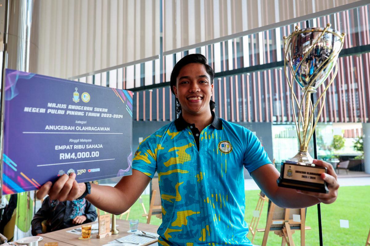 Muhammad Arif Afifuddin showing the Sportsman Award trophy he received at the Penang State Sports Awards Ceremony 2023/2024 today. - BERNAMAPIX