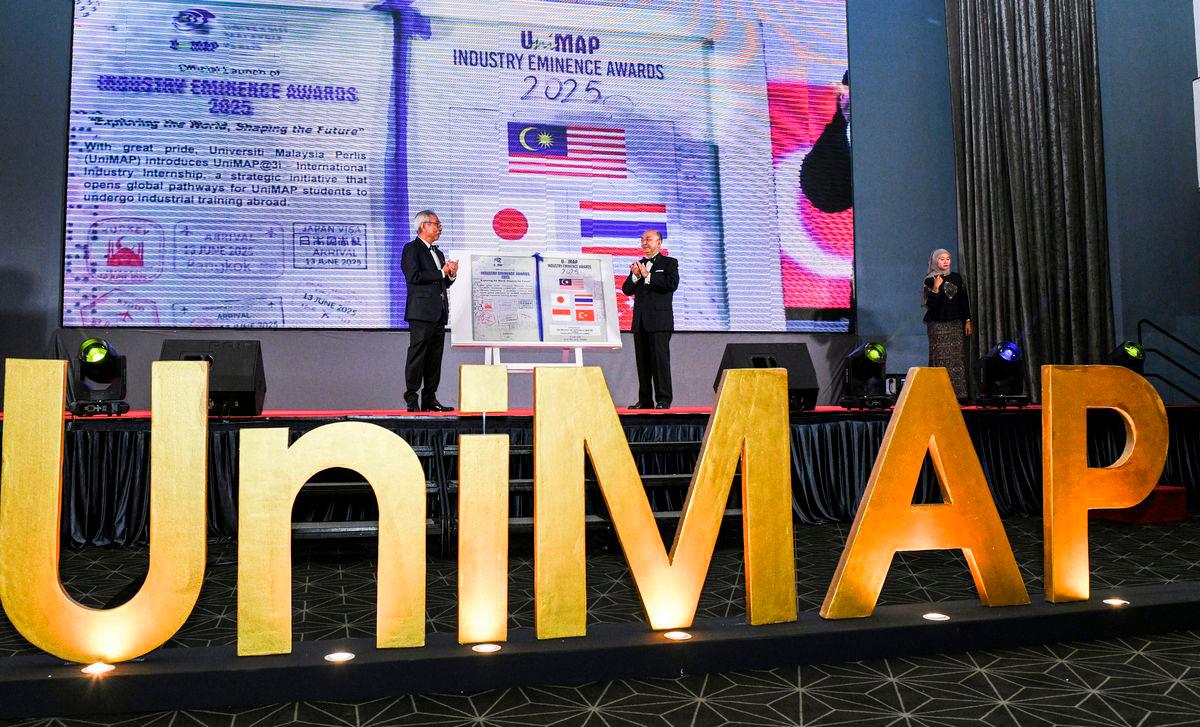 Pengerusi Lembaga Pengarah Universiti (LPU) UniMAP Tan Sri Sufri Mhd Zin (kiri) dan Naib Canselor UniMAP Datuk Prof Ts Dr Zaliman Sauli melancarkan program latihan industri antarabangsa iaitu UniMAP@3i singkatan kepada International Industry Internship pada majlis UniMAP Industry Eminence Awards 2025 di sini, malam tadi. fotoBERNAMA