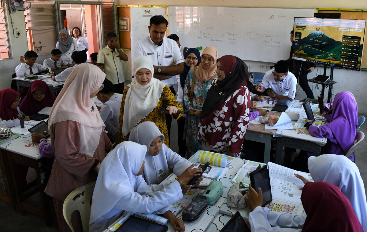 Education Minister Fadhlina Sidek visited the Anak Kita Program at Sekolah Menengah Kebangsaan Taman Widuri today. - BERNAMA
