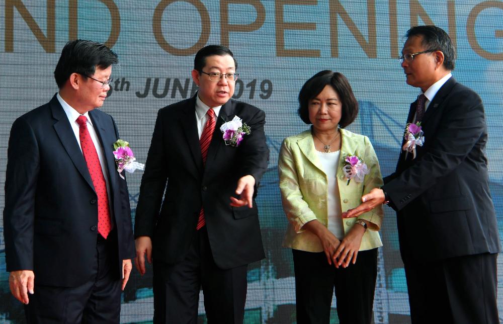 Finance Minister Lim Guan Eng (2nd from L) and Penang Chief Minister Chow Kon Yeow (L) talk with Hotayi Malaysia Chairman Datuk Lee Hung Lung (R) and representative of the Taipei Economic and Cultural Office in Malaysia, Anne Hung at the opening ceremony of the Hotayi Factory in Batu Kawan industrial area, June 15, 2019. - Bernama