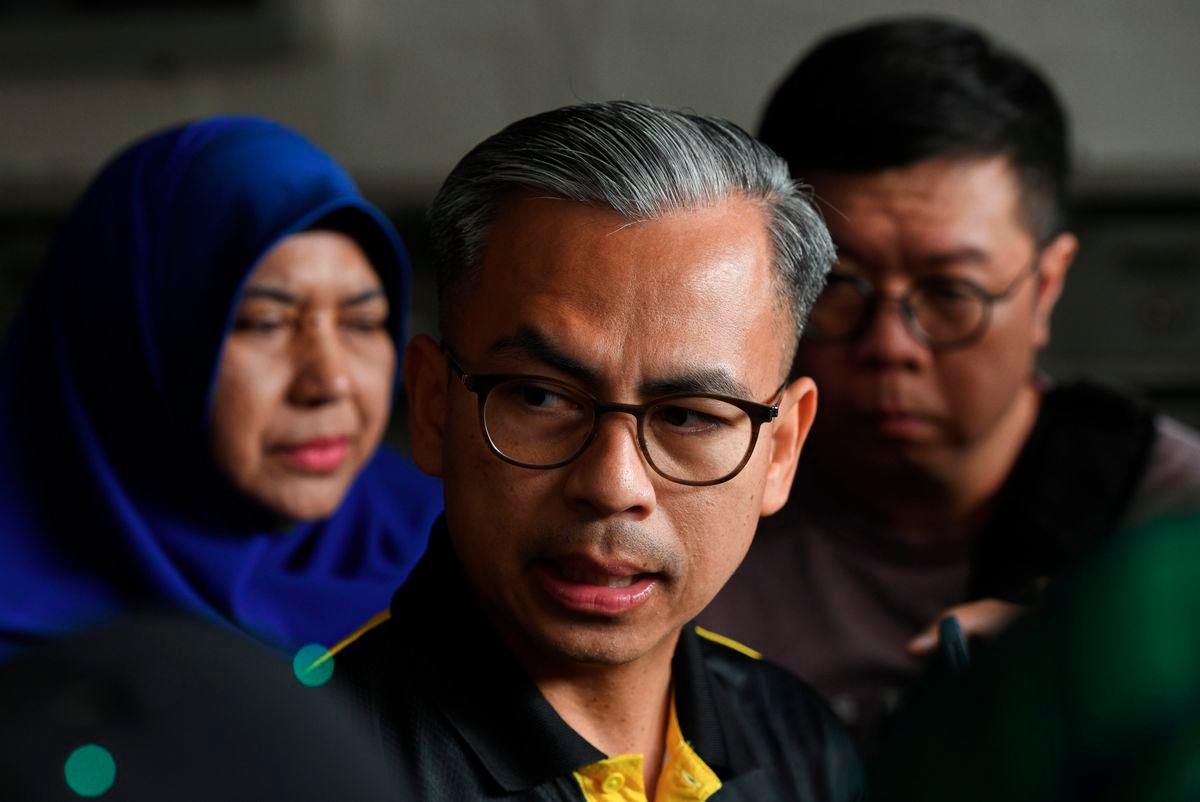 Communications Minister Datuk Fahmi Fadzil speaks to the media after presenting the Tabung Kasih\@HAWANA aid to Kwong Wah Yit Poh journalist, Choo Kar Chun, 44, at the journalist’s residence in Air Itam today. Also present was Bernama Chief Executive Officer, Datin Paduka Nur-ul Afida Kamaludin. – BERNAMA