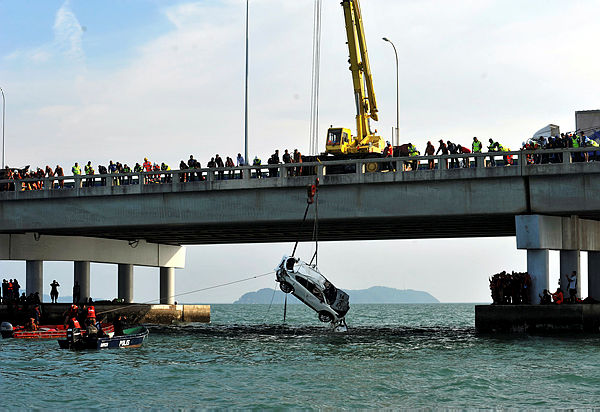 Rescue personnel successfully recover the SUV that had crashed into the ocean from the Penang Bridge on Jan 20, 2019. Picture taken on Jan 22, 2019. — Bernama