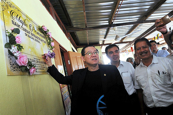 Finance Minister Lim Guan Eng, signs an inauguration plaque on the upgrading of infrastructure at Sekolah Kebangsaan Bagan Jermal in Butterworth on Nov 24, 2018. — Bernama