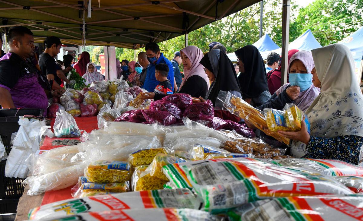 Orang ramai membeli barangan di Jualan Agro Madani pada Karnival Kita Madani Daerah Seberang Perai Selatan di Kampung Sungai Duri - FotoBernama