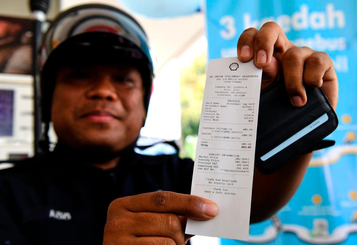 Gambar Hiasan Sahaja: Anggots polis Konstabel Mohamd Azizi Adnan menunjukkan resit subsidi petrol RON95 yang dibeli di stesen minyak Shell Jalan Masjid Negeri pada harga RM1.99 berbanding harga pasaran semasa RM2.05 seliter, menerusi inisiatif BUDI MADANI RON95 (BUDI95) yang bermula hari ini- BERNAMA