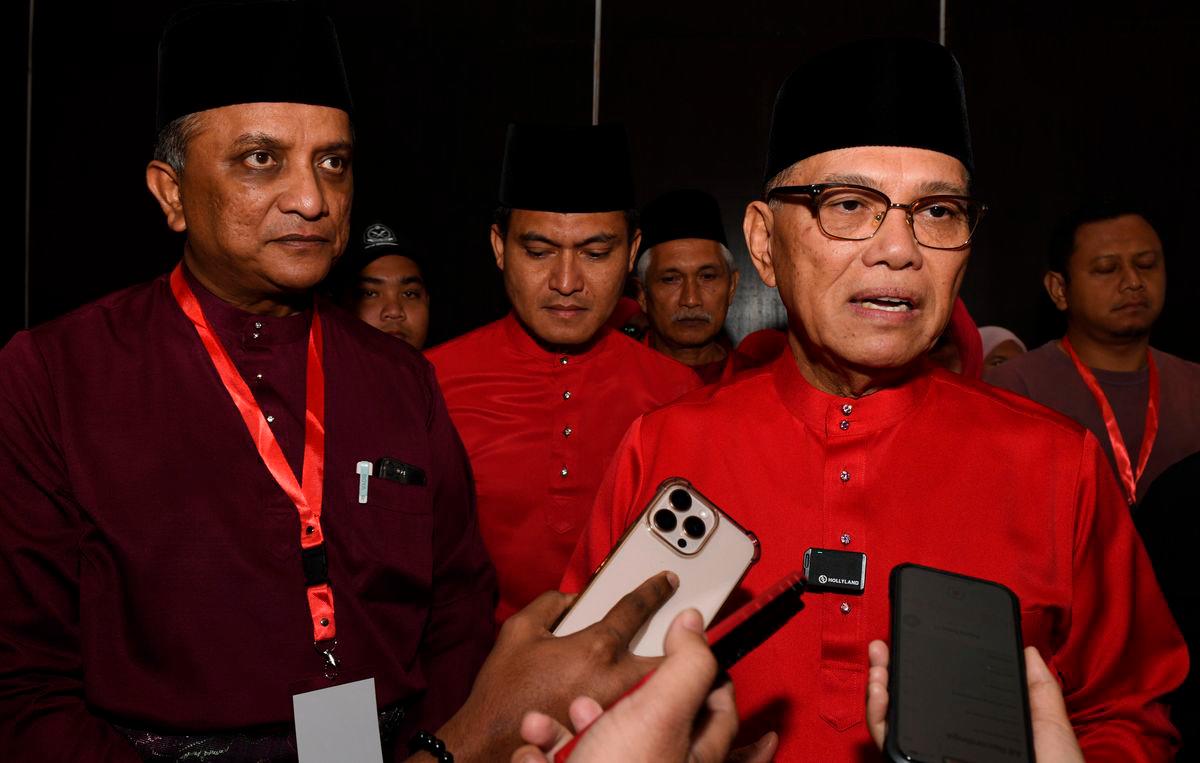 Naib Presiden UMNO Datuk Seri Wan Rosdy Wan Ismail (kanan) dan Ketua UMNO Bahagian Kepala Batas, Datuk Seri Reezal Merican Naina Merican pada majlis perasmian Mesyuarat Perwakilan UMNO Bahagian Kepala Batas hari ini - BERNAMA