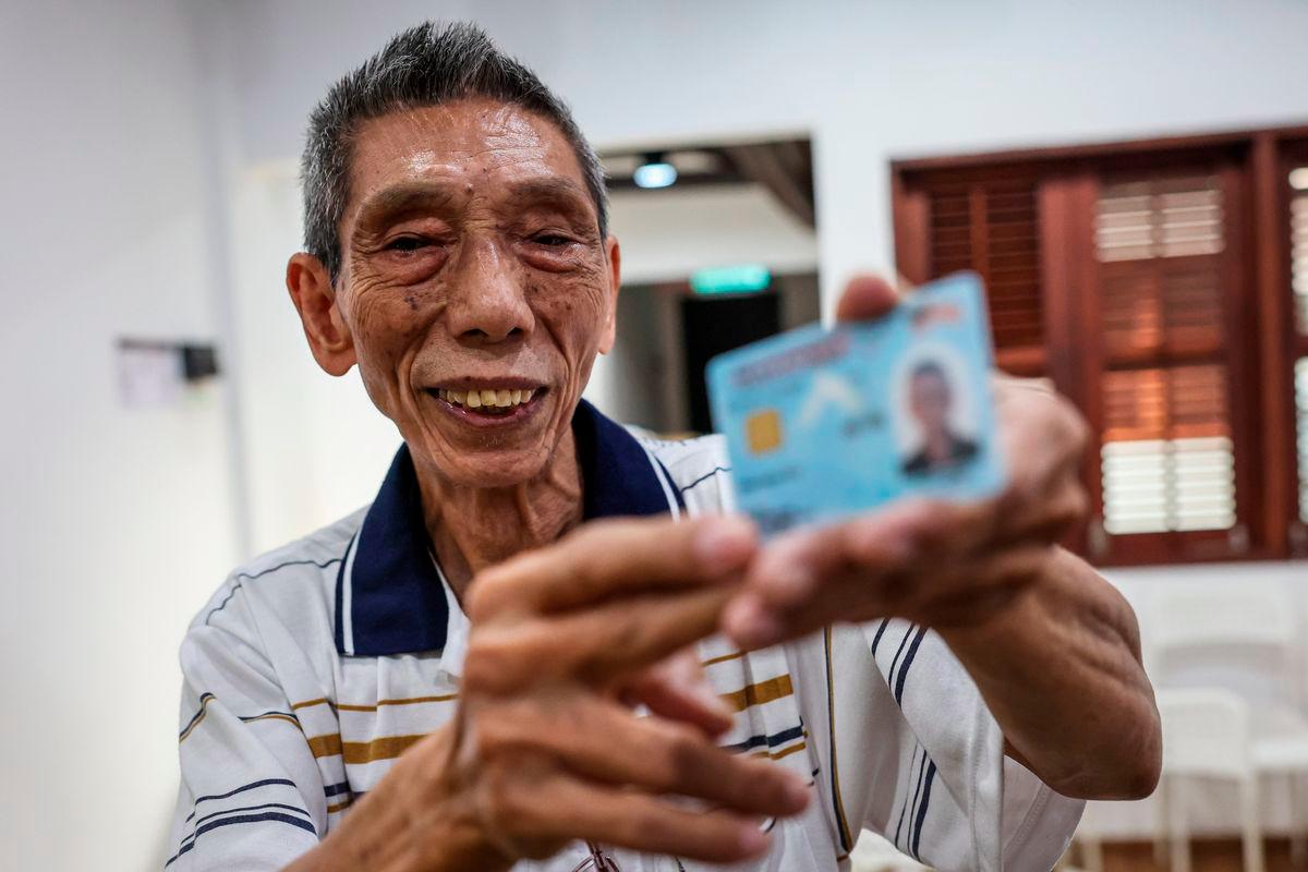 Chan Weng Poh, 83, menunjukkan kad pengenalan Kewarganegaraan Malaysia yang diterimanya pada Program Kewarganegaraan Pulau Pinang hari ini. - BERNAMA