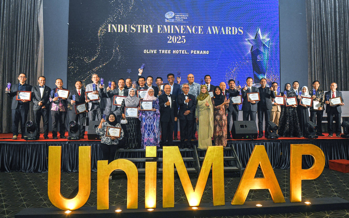 UniMAP Board of Directors Chairman Tan Sri Sufri Mhd Zin and UniMAP Vice-Chancellor Datuk Prof Ts Dr Zaliman Sauli posed for a photo with 29 industry representatives who received industry excellence awards for their outstanding collaboration with UniMAP at the UniMAP Industry Eminence Awards 2025 held here last night. - BERNAMApix