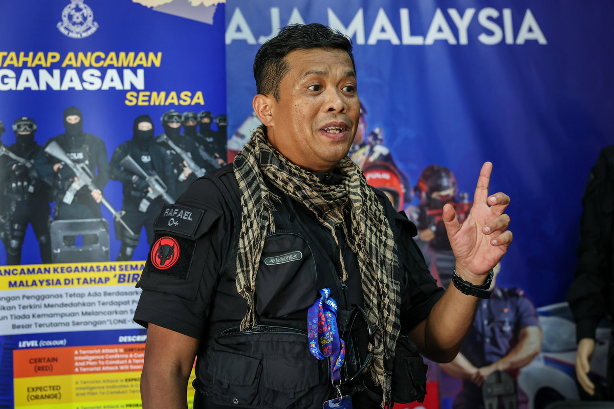 Bukit Aman Special Branch E8 Staff Officer, ACP Ridzuan Abdul Aziz, during an interview in conjunction with the 2025 National-level Unity Week (SMP) Celebration at Batu Kawan Stadium today. – BERNAMA