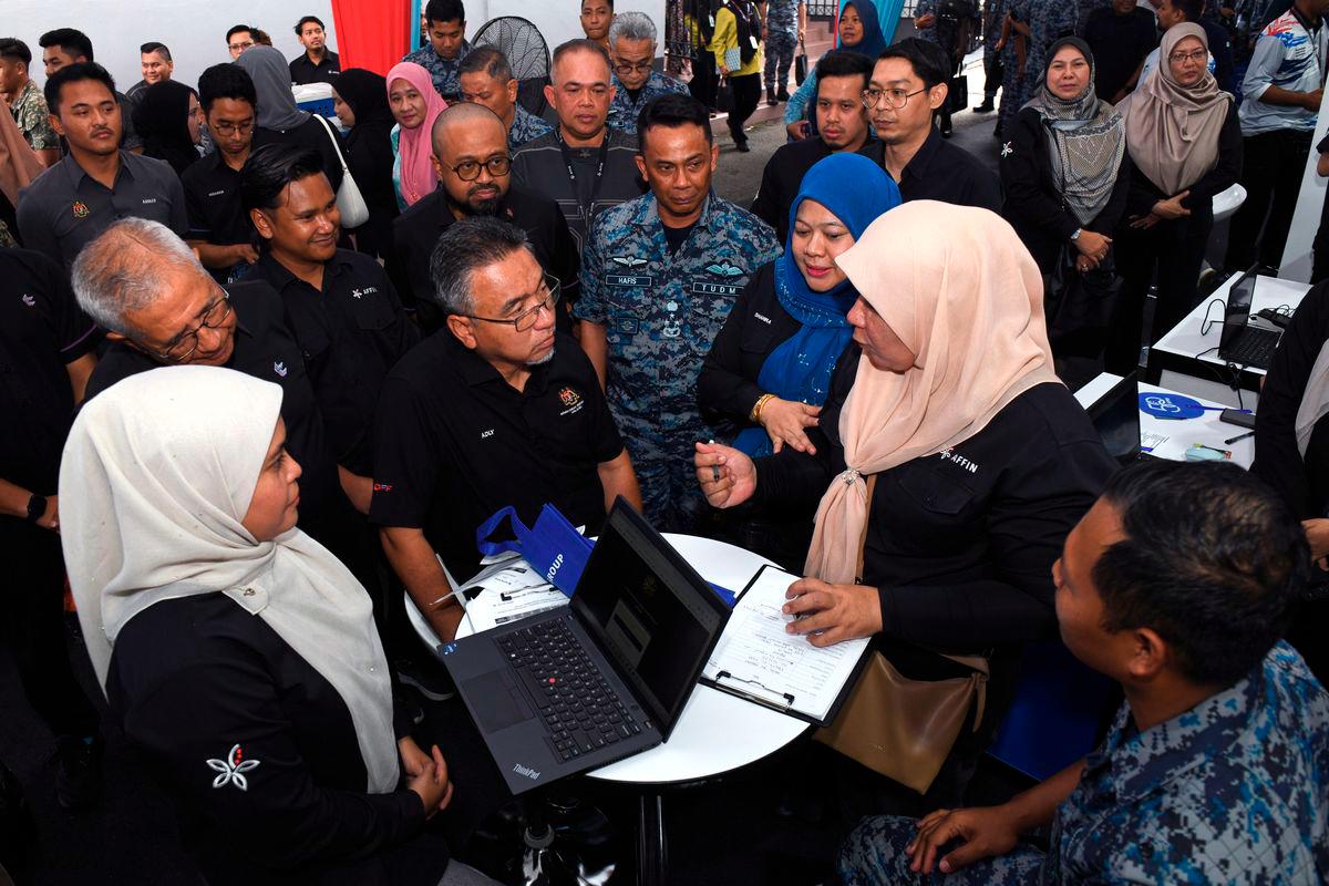 Timbalan Menteri Pertahanan Adly Zahari melawat reruai pameran pada Majlis Graduasi dan Peluncuran Program Pemerkasaan Usahawan Wira Lembaga Tabung Angkatan Tentera (LTAT) di Pangkalan Udara Butterworth, hari ini. - BERNAMA