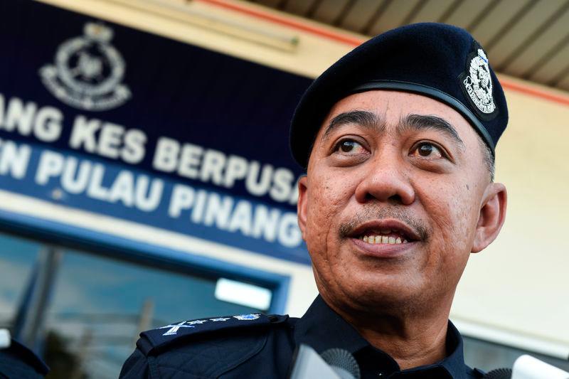 Pemangku Ketua Polis Pulau Pinang, Datuk Mohd Alwi Zainal Abidin ketika ditemui pada majlis Pelupusan Barang Kes Jabatan Siasatan Jenayah (JSJ) Pulau Pinang di dataran stor barang kes berpusat Ibu Pejabat Polis Seberang Perai Utara (SPU) di Jalan Kedah di sini hari ini.- fotoBERNAMA