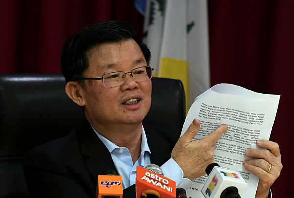 Penang Chief Minister Chow Kon Yeow displays the 18 conditions issued by the MPFN on the master plan development plans, at Komtar, George Town on April 19, 2019. — Bernama