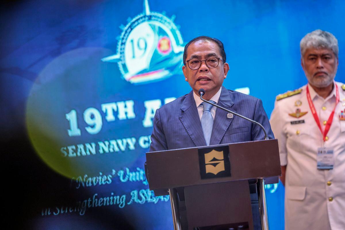 Menteri Pertahanan Datuk Seri Mohamed Khaled Nordin menyampaikan ucapan perasmian pada Mesyuarat Panglima-Panglima Tentera Laut ASEAN (ANCM) Ke-19 di Batu Ferringhi hari ini. - fotoBERNAMA