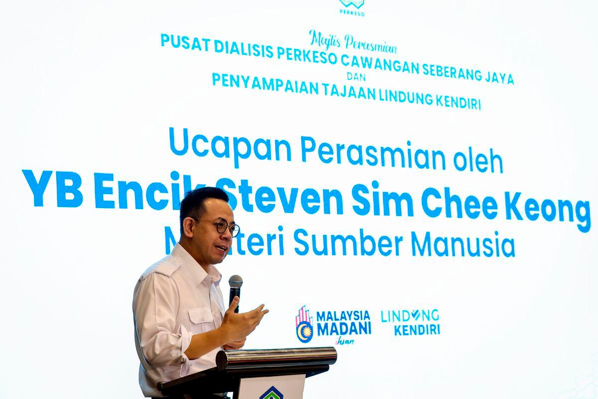 Menteri Sumber Manusia Steven Sim menyampaikan ucapan pada Majlis Perasmian Pusat Dialisis PERKESO Cawangan Seberang Jaya dan Penyampaian Tajaan Lindung Kendiri di Pejabat PERKESO negeri hari ini - fotoBERNAMA