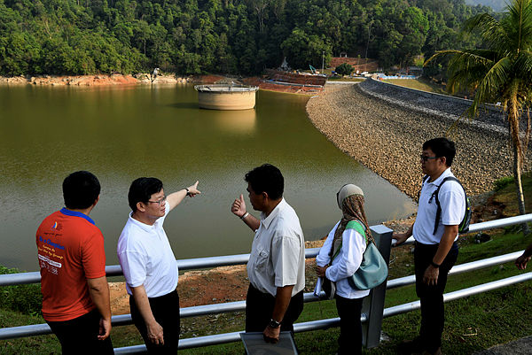 Penang Chief Minister Chow Kon Yeow (2nd from L) with PBAPP CEO Datuk Ir. Jaseni Maidinsa (C) at the Air Itam Dam on March 24, 2019. — Bernama