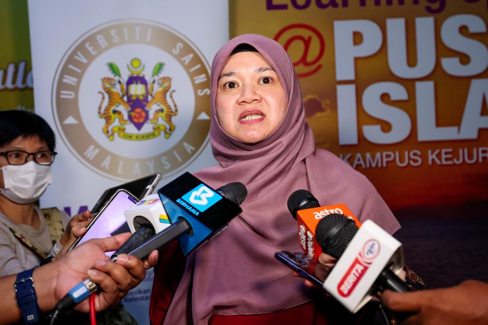 NIBONG TEBAL, 25 Mac -- Menteri Pendidikan Fadhlina Sidek menjawab pertanyaan media pada Majlis Iftar Kejuruteraan dan Program Kongsi Rezeki di Kampus Kejuruteraan Universiti Sains Malaysia (USM) hari ini. - fotoBERNAMA
