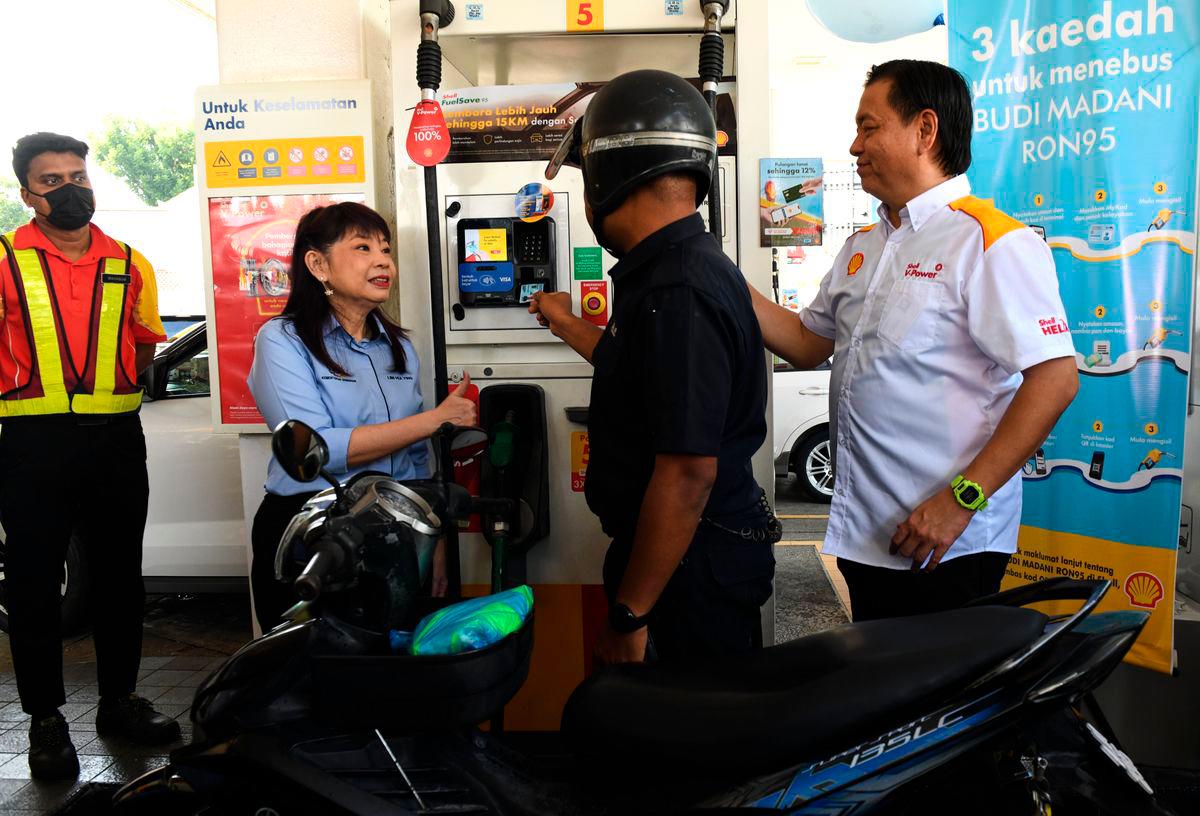 Timbalan Menteri Kewangan Lim Hui Ying (dua, kiri) menyantuni anggota polis semasa hadir menyaksikan warga Polis Diraja Malaysia (PDRM) menikmati subsidi petrol RON95 di stesen minyak Shell Jalan Masjid Negeri pada harga RM1.99 berbanding harga pasaran semasa RM2.05 seliter, menerusi inisiatif BUDI MADANI RON95 (BUDI95) yang bermula hari ini- BERNAMA