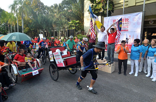 Penang Chief Minister Chow Kon Yeow (six, right) ushers on pastor Cheah Chee Moon who is pulling a rickshaw as he kickstarted his voyage today at Kompleks Masyarakat Penyayang, Georgetown. — Bernama