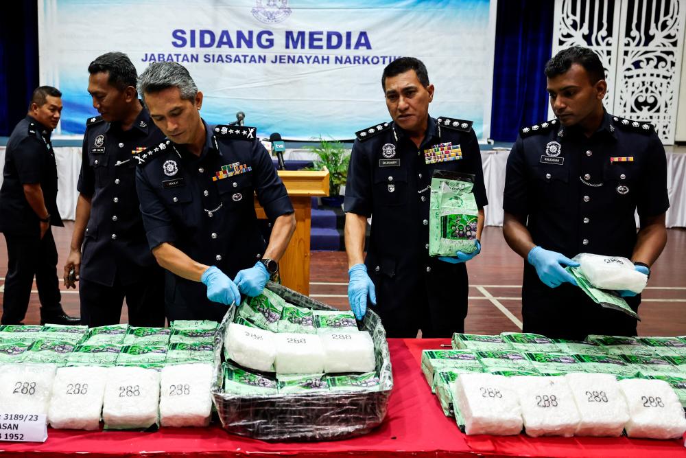 GEORGE TOWN, March 31 -- Penang Police Chief Datuk Mohd Shuhaily Mohd Zain (third, right) with his officers showing off the loot during a press conference at the Marine Police Force Headquarters Region One, Batu Uban today. BERNAMAPIX