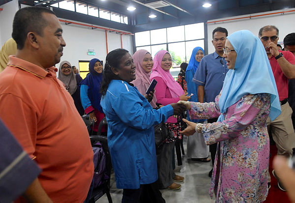 Deputy Prime Minister Datuk Seri Dr Wan Azizah Wan Ismail welcomes the people who attended ‘An Evening With The Deputy Prime Minister’ programme at Permatang Pauh on March 3, 2019. — Bernama
