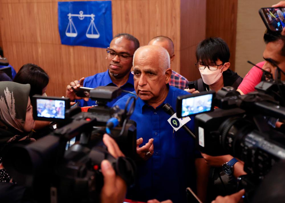 GEORGE TOWN, Nov 3 -- Penang State Barisan Nasional (BN) Chairman Datuk Musa Sheikh Fadzir while answering media questions after the Penang BN Candidates Presentation Ceremony yesterday. BERNAMAPIX