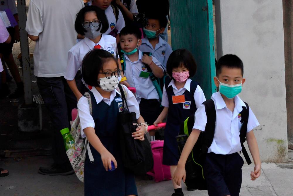 Students of national-type Chinese school (SJKC) Li Hwa, Butterworth, wear face masks today. - Bernama
