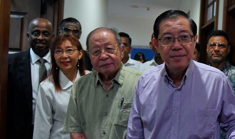 DAP Chairman Lim Guan Eng (right) with DAP veteran, Tan Sri Lim Kit Siang (second, right) and Seputeh Member of Parliament, Teresa Kok (second, left) - BERNAMApix