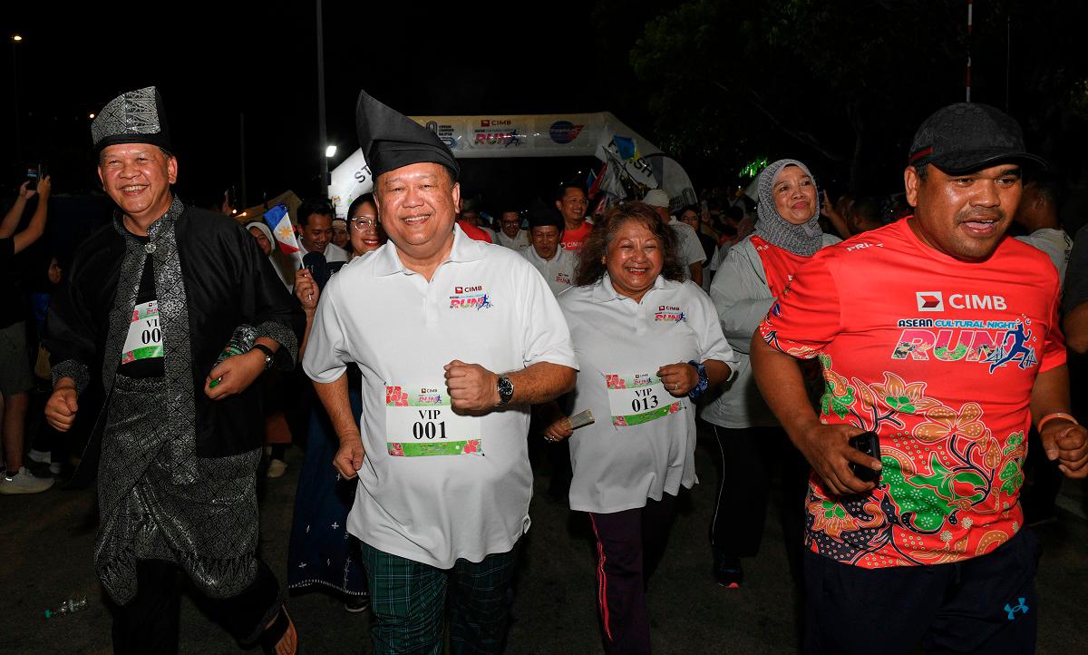 Works Minister Datuk Seri Alexander Nanta Linggi (second, left) also joined the CIMB ASEAN Cultural Night Run at the Sultan Abdul Halim Mu’adzam Shah Bridge yesterday. - Bernama pic
