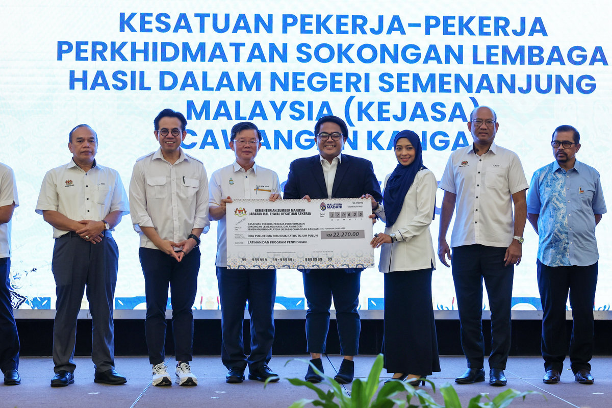 Penang Chief Minister Chow Kon Yeow (third from left) presented aid grants to recipients at the 2025 Northern Zone level Workers’ Union Affairs Program (PHEKS) Aid Presentation Ceremony today. Also present was Human Resources Minister Steven Sim (second from left). - BERNAMA