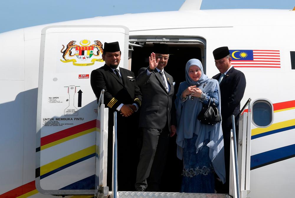 The Yang di-Pertuan Agong Al-Sultan Abdullah Ri’ayatuddin Al-Mustafa Billah Shah and the Raja Permaisuri Agong Tunku Hajah Azizah Aminah Maimunah Iskandariah wave before boarding their flight back to Pahang, at the Penang International Airport, on Dec 22, 2019. — Bernama